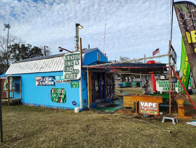 State Line Discount Mart storefront in Campbellton, Florida